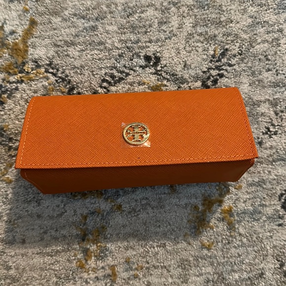 Nwot. Tory Burch sunglasses case and soft cloth satchel - Picture 1 of 5